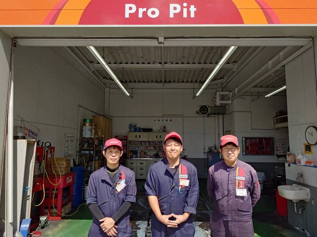 ピットの前に並ぶスタッフ3名